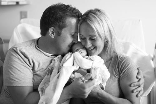 Evlat edinen çiftin bebekleriyle tanışma anları 7