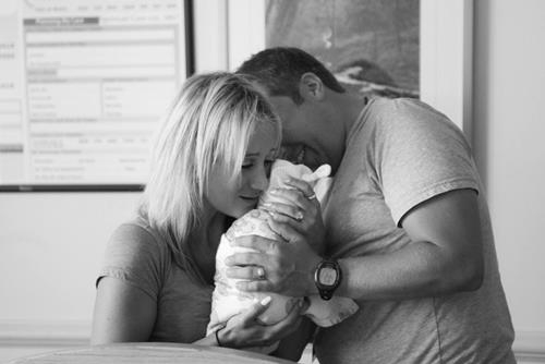 Evlat edinen çiftin bebekleriyle tanışma anları 9