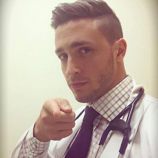 Instagram'ın en yakışıklı doktoru 28