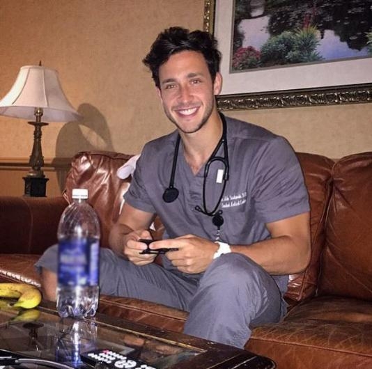 Instagram'ın en yakışıklı doktoru 42