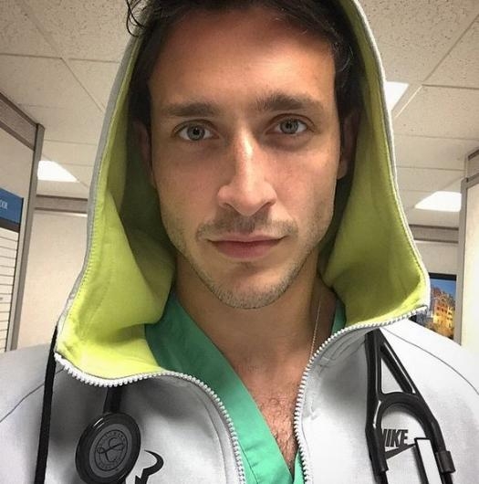 Instagram'ın en yakışıklı doktoru 8