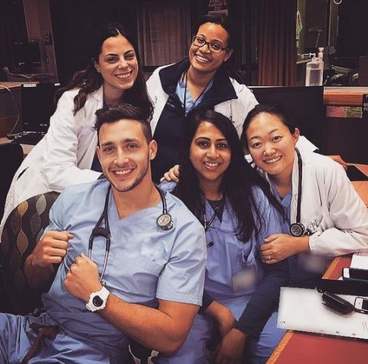 Instagram'ın en yakışıklı doktoru 9