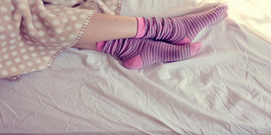 Islak çorapla uyumanın öyle bir faydası var ki!