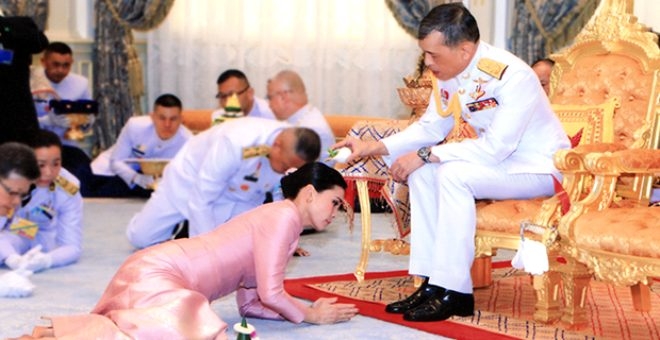 Böyle karantina görülmedi! Tayland Kralı 20 kadınla birlikte otel kapatt 1