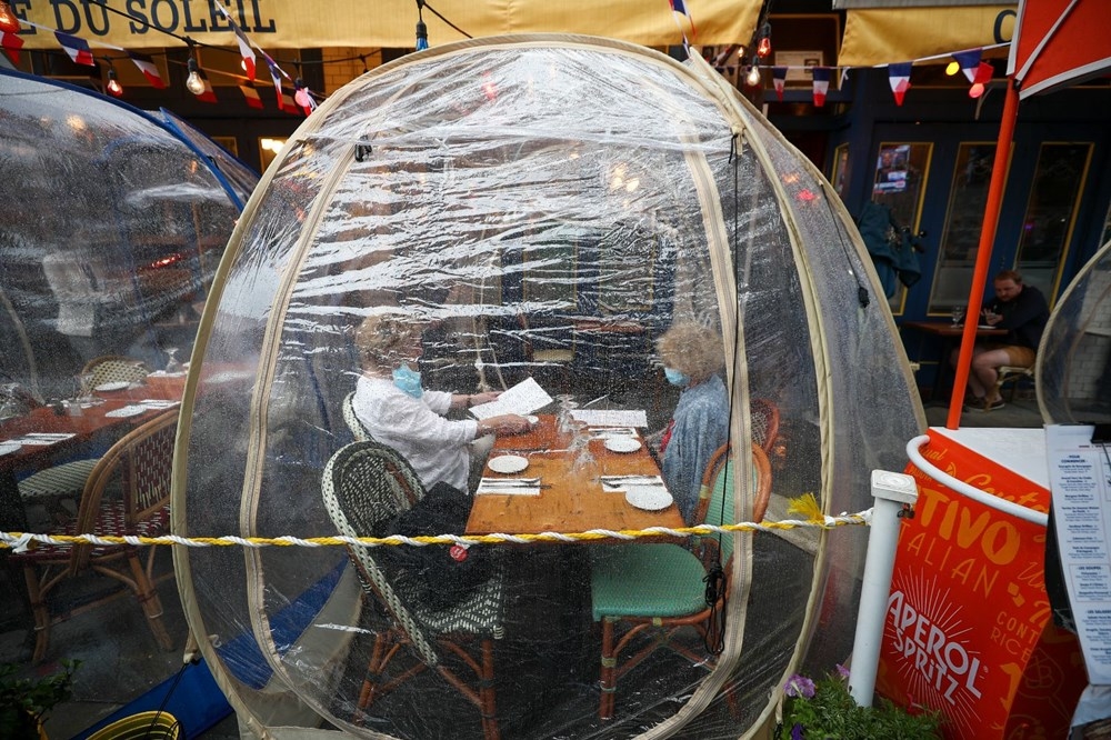 Restoranlarda yeni konsept sosyal mesafe balonları 10