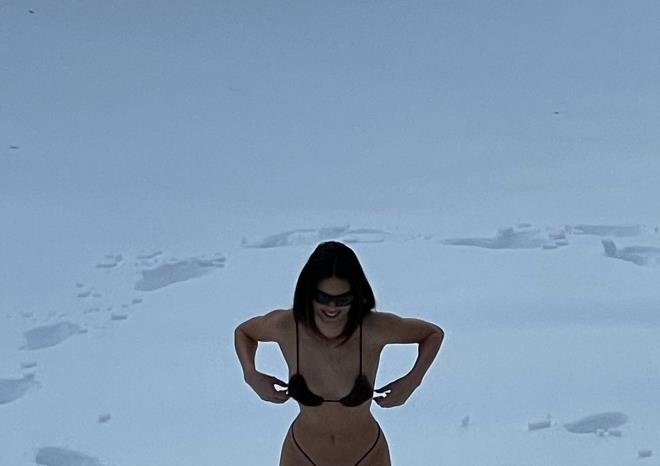Kendall Jenner ezber bozdu! Karların içinde mini bikinisiyle poz verdi 1