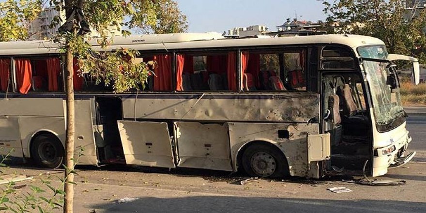 İzmir'de servis aracına bombalı saldırı