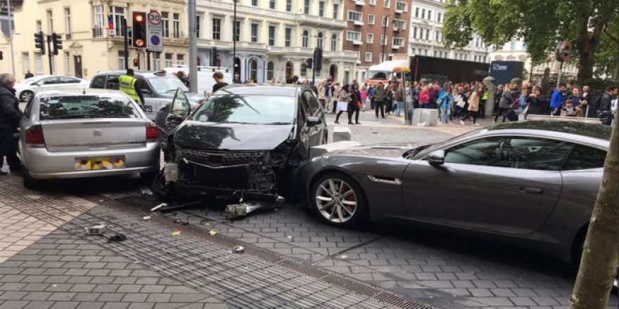 Londra'da müze yakınlarında meydana gelen olayın trafik kazası olduğu açıklandı