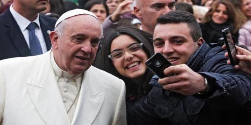 Papa Francesco'dan 'selfie' yasağı
