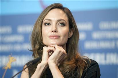 Angelina Jolie kızlar için okul açtı