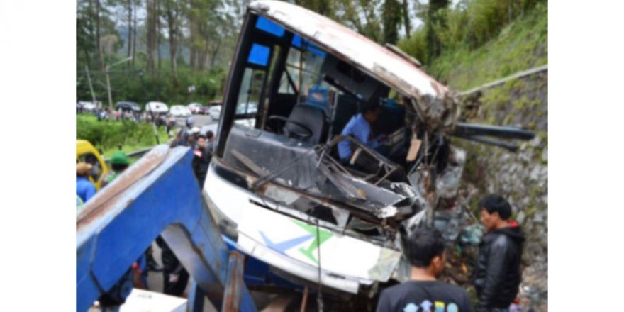Edonezya’da otobüs devrilmesi sonucu 27 kişi öldü