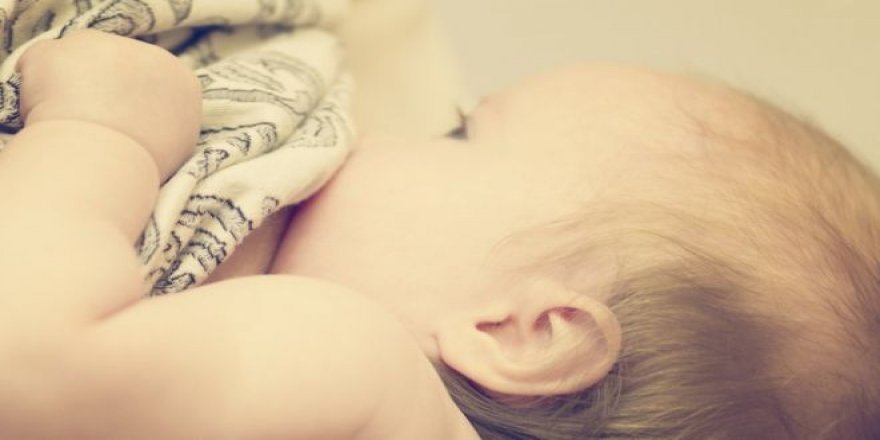 Trans bir kadın ilk kez bebek emzirdi