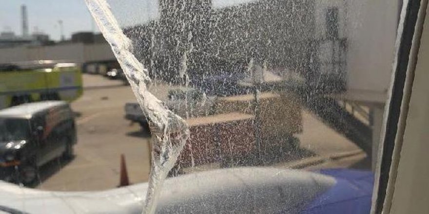 Yolcu uçağının camı seyir esnasında çatladı..