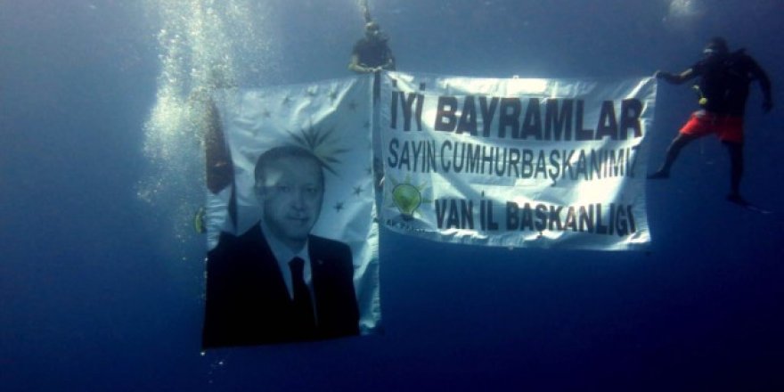 Cumhurbaşkanı Erdoğan'ın Bayramını Denizin Altında Kutladılar