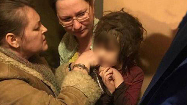 Vicdansız anne 5 yaşındaki çocuğu terk edilmiş eve kilitledi