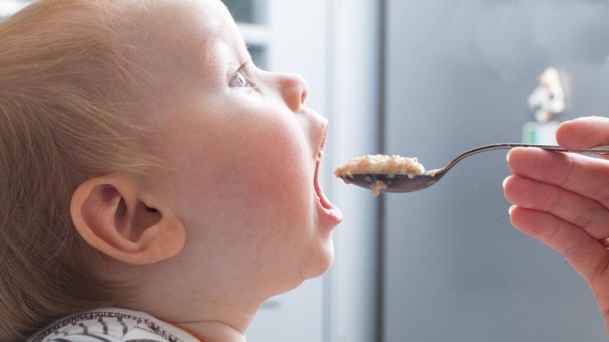‘Bebekleri 4-8 ay arasında alerjik gıdalarla tanıştırın’