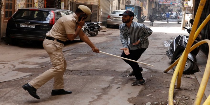 Hindistan'da sokağa çıkma yasağına uymayanlara polis sopayla 'müdahale etti'