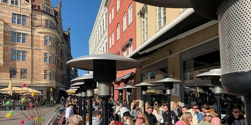 Karantina uygulanmayan İsveç'te halk güneşli havanın keyfini çıkardı