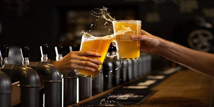 Açılmanın 3. aşamasına geçen Britanya'da barların zararını telafi için yetişkin başı 62 litre bira içilmesi kampanyası