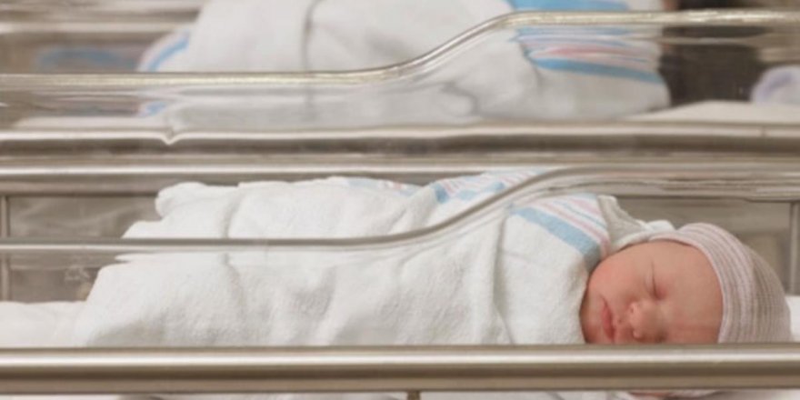 Doğumdan sonra kucağına getirilen bebekteki değişim anneyi harekete geçirdi, hemen hastane yönetimine koştu