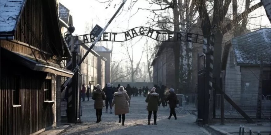 Auschwitz'te Nazi selamı veren Hollandalı bir turist gözaltına alındı