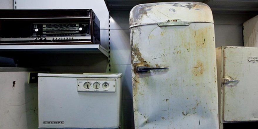 Bardaki eski buzdolabını açan inşaat işçileri, yıllardır içeride duran cesedi buldu