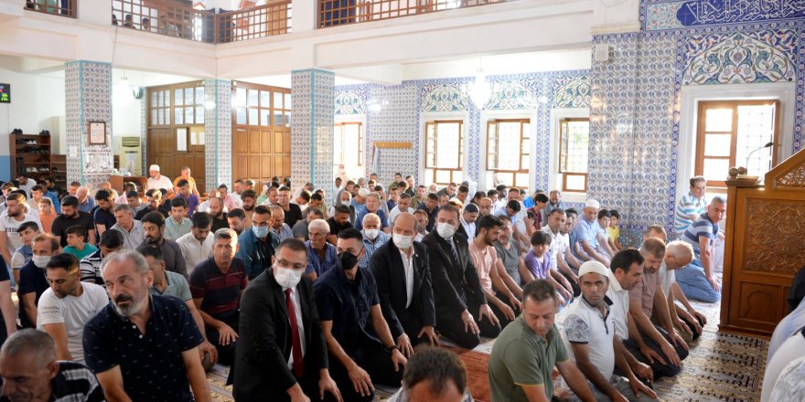 Cumhurbaşkanı Tatar, Bayram namazını Nurettin Ersin Paşa Camii’de kıldı