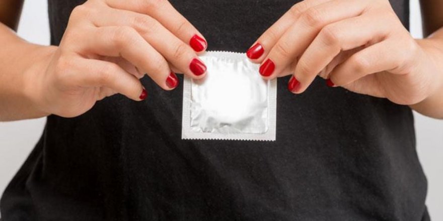 Ders için öğrencilerden prezervatif içinde sperm isteyen kadın öğretmene velilerden tepki yağdı