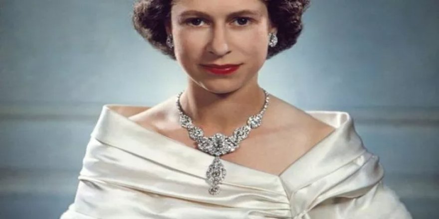 Kraliçe 2. Elizabeth’in ölümünü tahmin eden zaman yolcusunun kehanetleri sosyal medyada gündem oldu! “Önümüzdeki 23 yıl boyunca...”