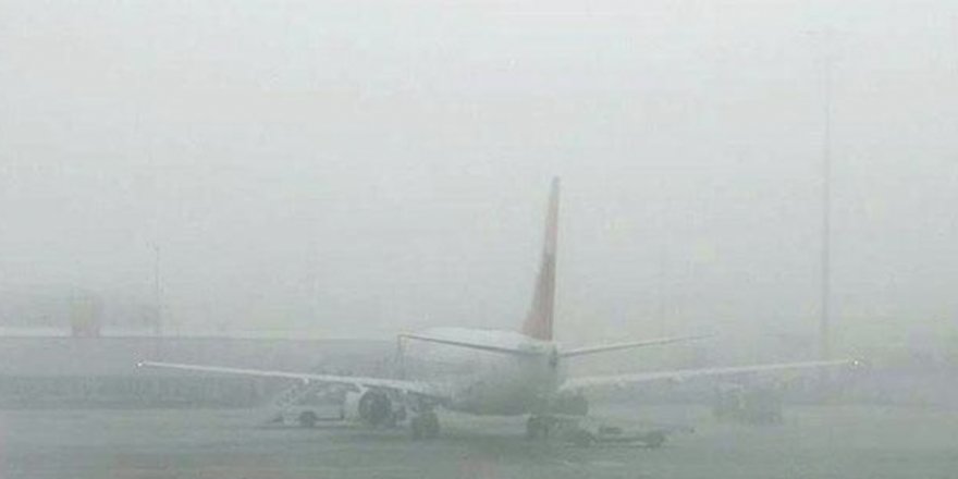 Kötü hava koşulları nedeniyle uçak seferlerinde aksama yaşandı