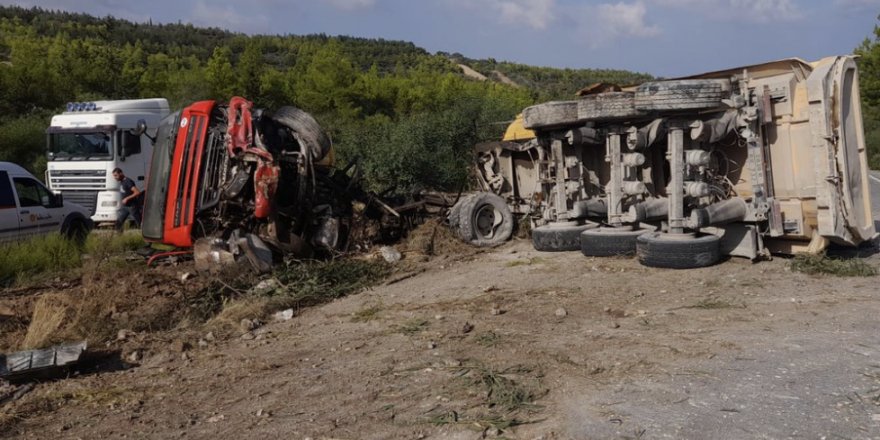 Girne – Değirmenlik yolunda katran yüklü kamyon devrildi: 3 yaralı