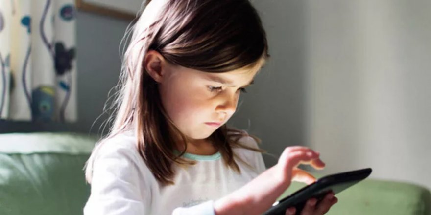 Ekrana bakmanın çocuklar üzerindeki etkilerini azaltacak 'basit yol' açıklandı