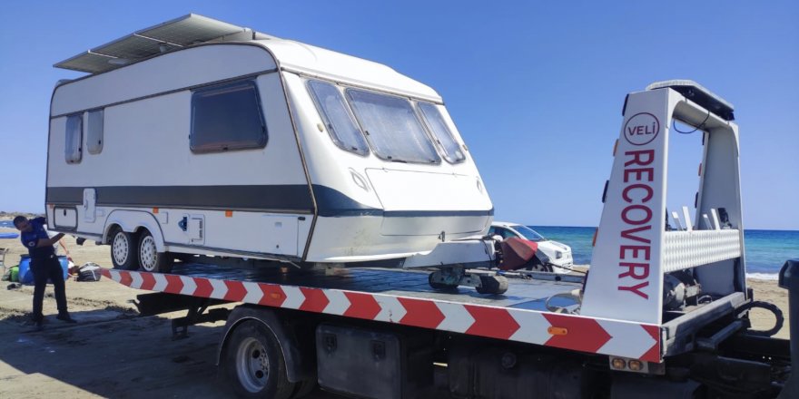 Gazimağusa Belediyesi Silver Beach Plajı’ndaki karavanlara müdahale etti