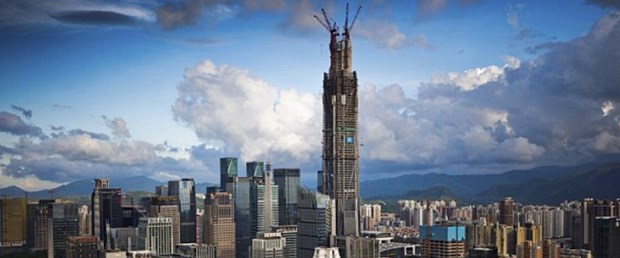 Dünyanın en yüksek ikinci binasına gizlice tırmandılar