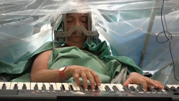 Ameliyat esnasında piyano çaldı