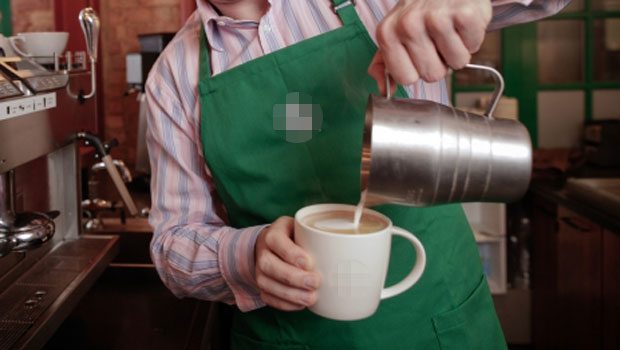 Kurnaz müşteri bedava kahve içmenin yolunu buldu