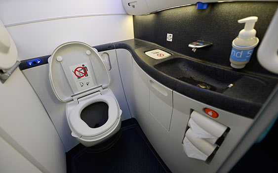 Business Class tuvaleti kullanan yolcu uçaktan atıldı