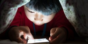 Telefon çocuklarda beyin, göz ve omurilik sorunlarına yol açıyor