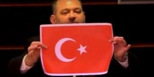Avrupa Parlamentosu’nda Türk bayrağını yırtan faşist vekile ceza!