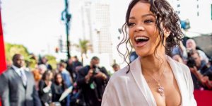 Rihanna'nın hamilelik bilmecesi bitti! Sokakta ceketinin düğmelerini açan şarkıcının göbeği göründü