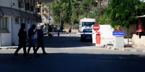 Ledra Palace Sınır Kapısı’nda polisin uyarısına rağmen durmayıp, barikata hasar vererek KKTC’ye geçti