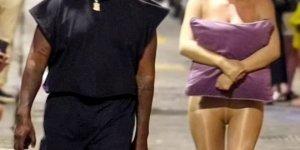 Transparan tulumla sokağa çıkan Kanye West'in eşi göğüslerini yastıkla kapattı