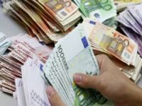 1.8 MİLYON EURO, BANKADAN ATILAN İKİ GÖREVLİNİN EVİNDE BULUNDU