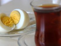 Kahvaltıda yumurtanın yanında sakın çay içmeyin