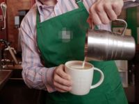 Kurnaz müşteri bedava kahve içmenin yolunu buldu