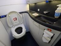 Business Class tuvaleti kullanan yolcu uçaktan atıldı